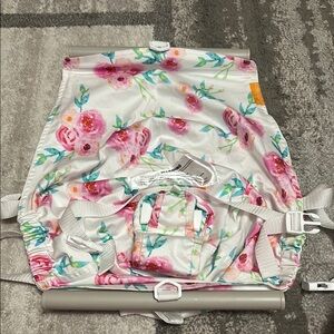 Binky Baby Shopping cart hammock for babies. Floral design.